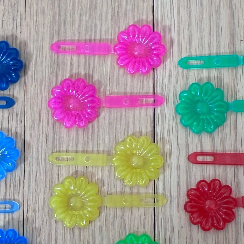 Plastic retro hair barrettes. Set of 20 Snap Close Daisy hair clips. Translucent